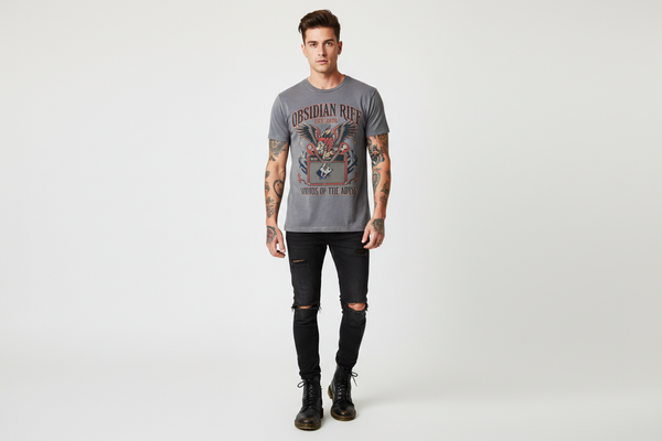 lag en kul rocka band t-skjorte og sett den på en ung mann med tatoeringer